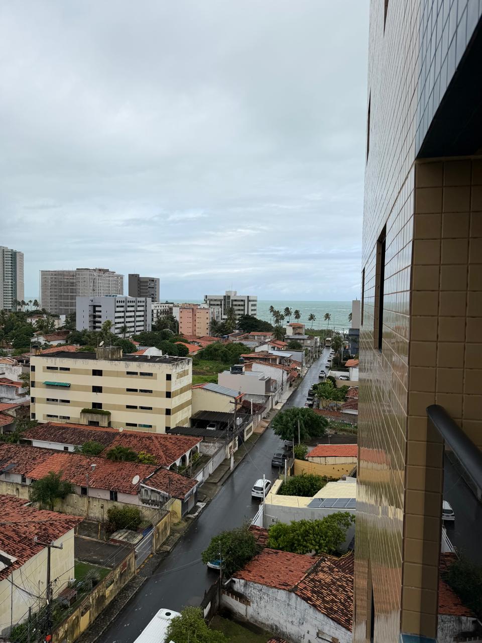 Vista da rua e do mar a partir do apartamento