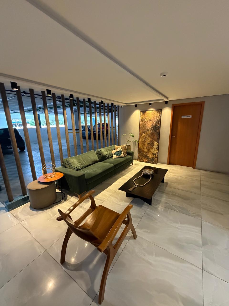 Lounge do edifício com sofá e poltronas de design