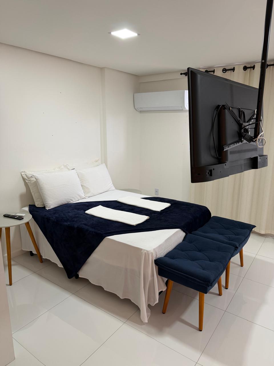 Quarto com cama de casal, ar-condicionado e smart TV