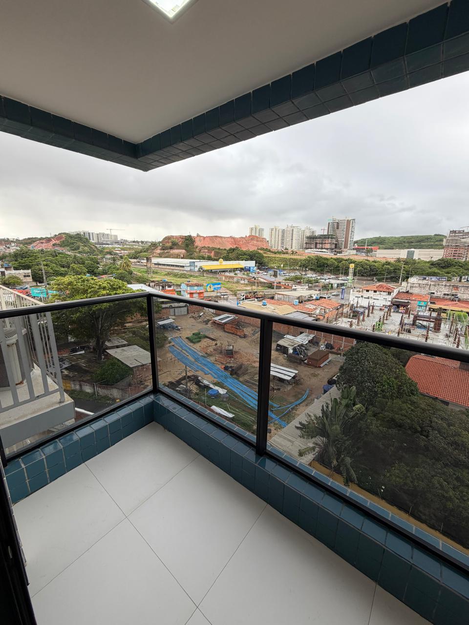 Varanda com vista para a cidade e mar ao fundo em Maceió