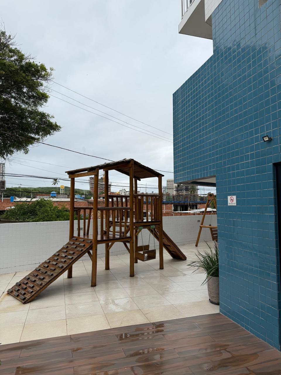 Playground infantil na área externa do edifício